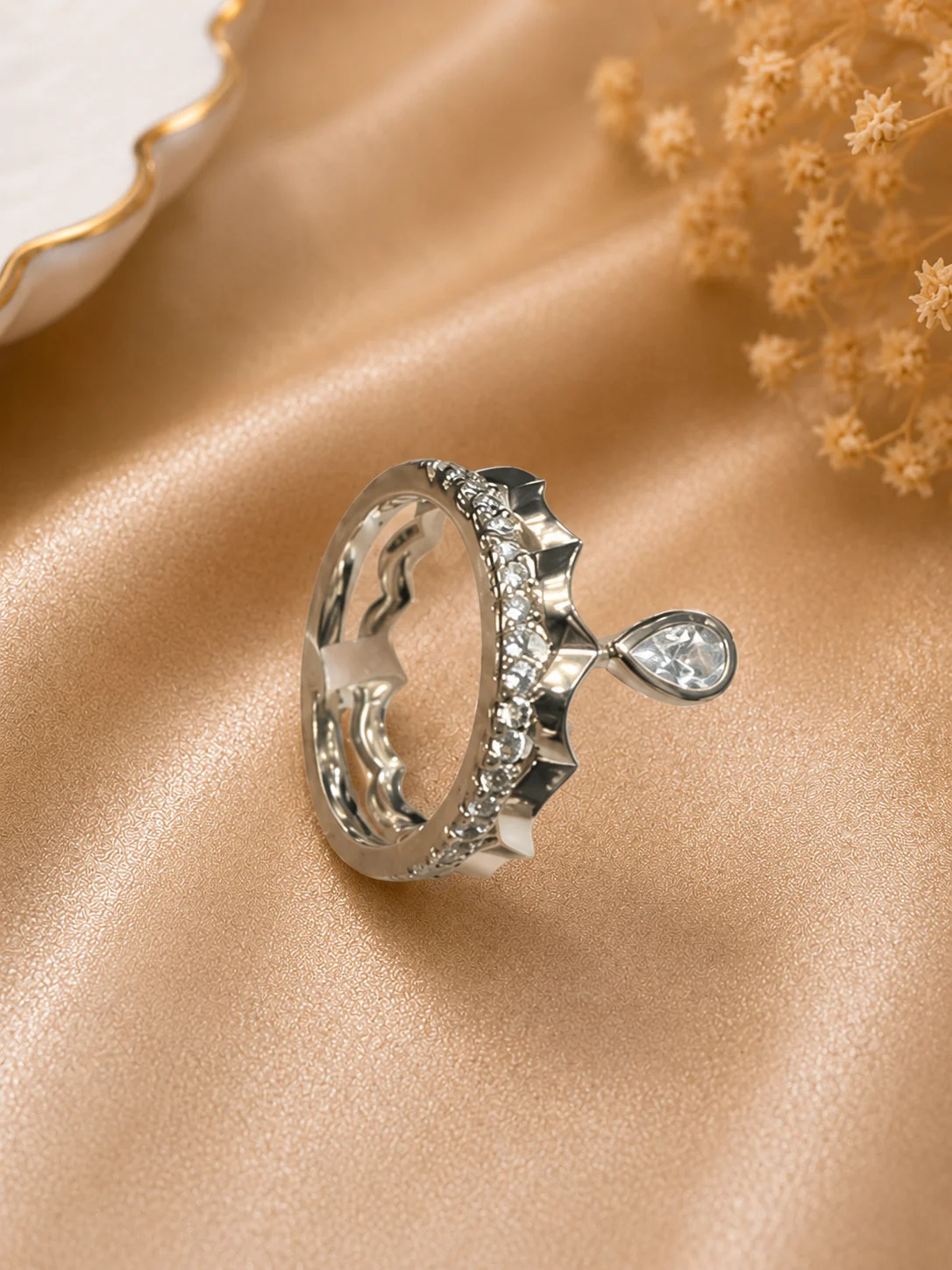 Crown Cut Zirconia Silver Ring – Elegant Imitation Jewelry (3)
