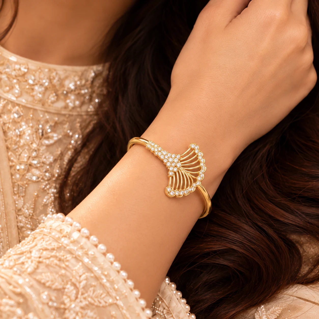 Elegant 18K Gold-Plated Zirconia Fan Design Bangle (3)